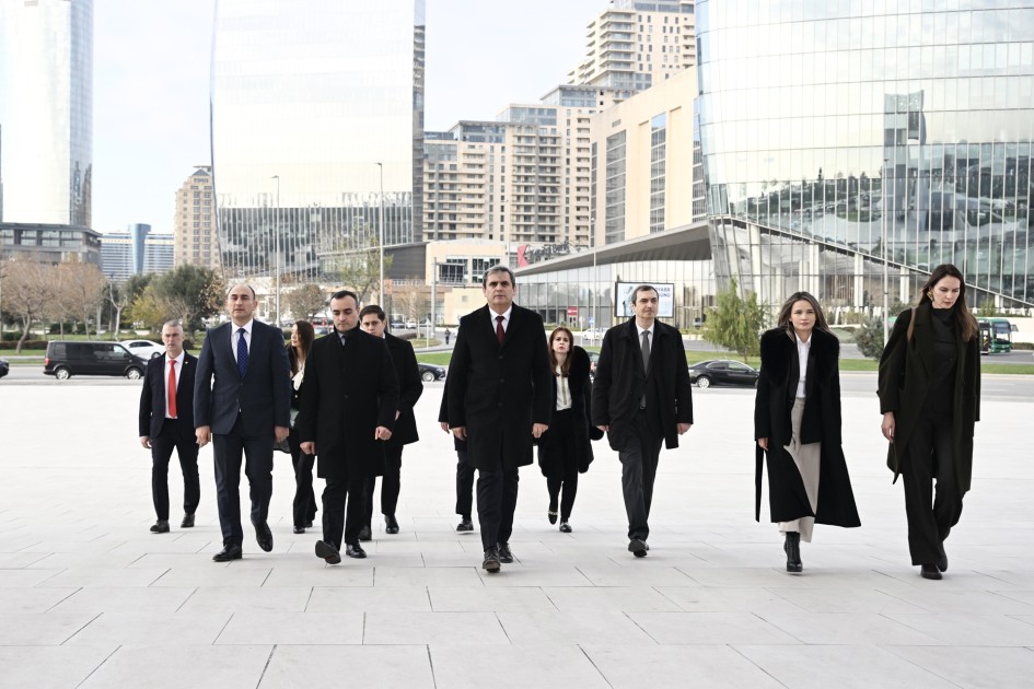 İbrahimoviç Zəfər parkını və Şəhidlər xiyabanını ziyarət edib - FOTOLAR