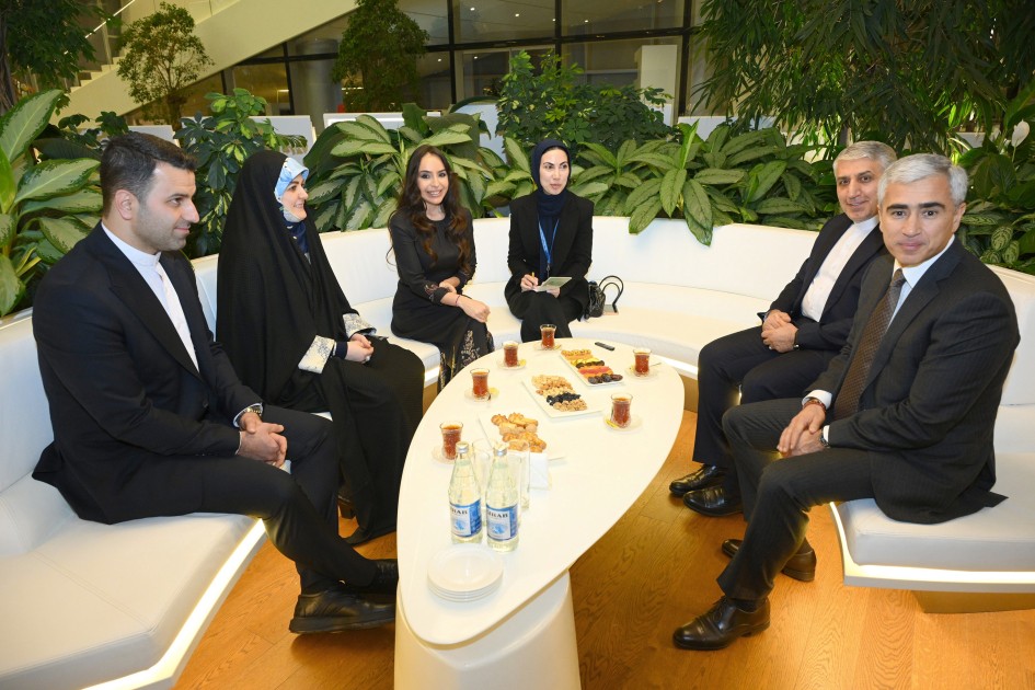 Leyla Əliyeva Pezeşkianın qızı ilə sərgidə - FOTOLAR