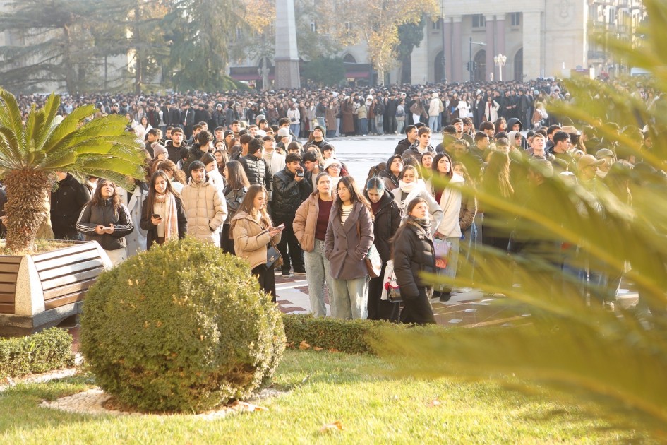 İlham Əliyevin doğum günü münasibətilə fleş-mob keçirildi - FOTOLAR