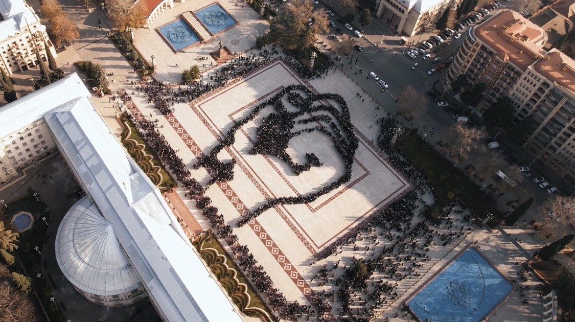 İlham Əliyevin doğum günü münasibətilə fleş-mob keçirildi - FOTOLAR