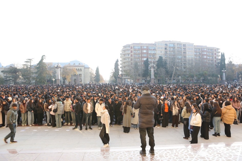 İlham Əliyevin doğum günü münasibətilə fleş-mob keçirildi - FOTOLAR