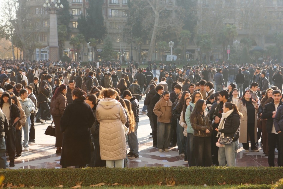 İlham Əliyevin doğum günü münasibətilə fleş-mob keçirildi - FOTOLAR