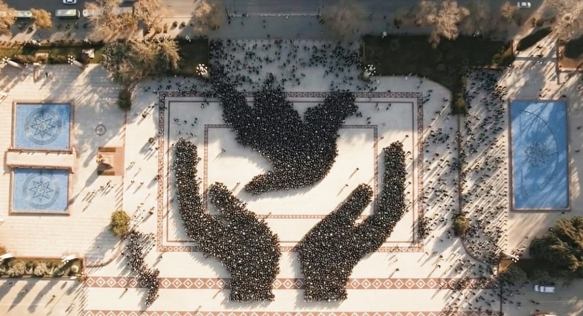 İlham Əliyevin doğum günü münasibətilə fleş-mob keçirildi - FOTOLAR