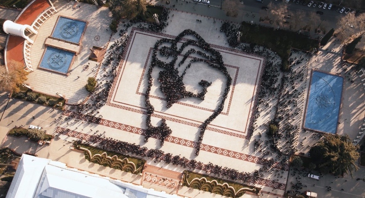 İlham Əliyevin doğum günü münasibətilə fleş-mob keçirildi - FOTOLAR