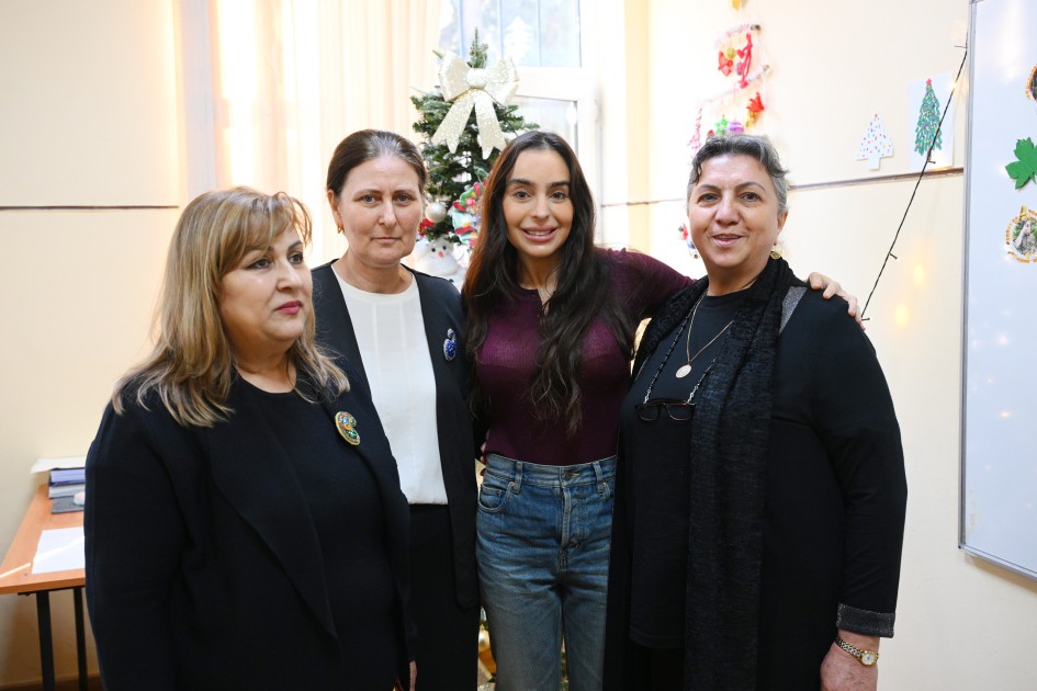 Prezidentin qızları və gəlini internat məktəbində olublar - FOTOLAR