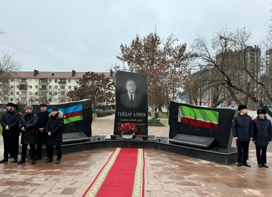 Qroznıda AZAL-ın təyyarə qəzası qurbanlarının xatirə lövhəsi açıldı - FOTO