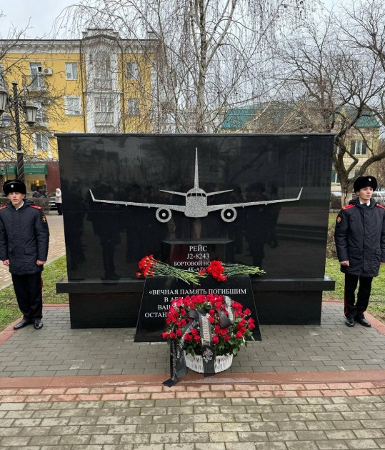 Qroznıda AZAL-ın təyyarə qəzası qurbanlarının xatirə lövhəsi açıldı - FOTO