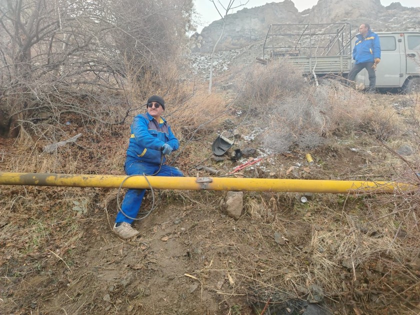 Naxçıvanda qaz xəttinə çırpılan maşın aşdı - FOTO