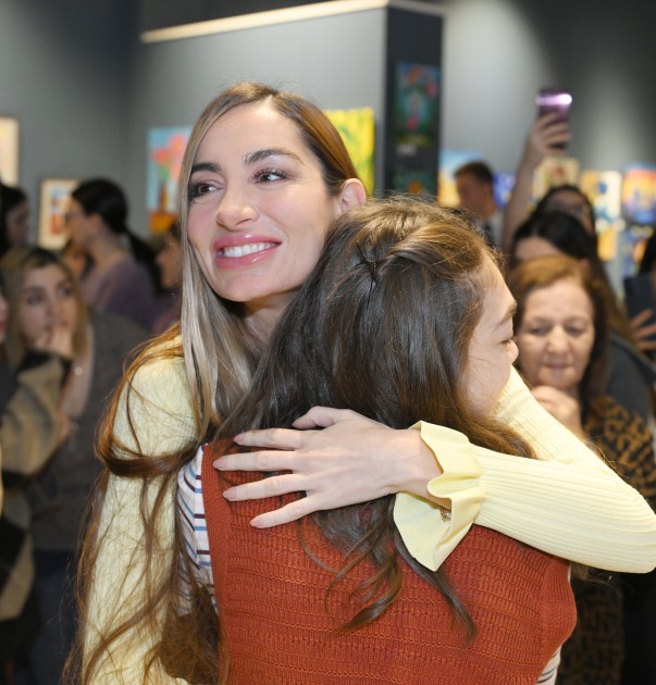 Arzu və Alena Əliyevalar “Rənglərdə yaşanan 10 il” mövzusunda keçirilən sərgidə - FOTOLAR