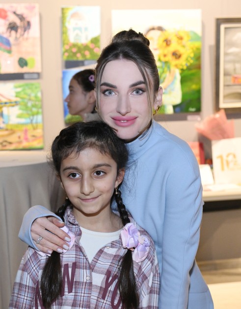 Arzu və Alena Əliyevalar “Rənglərdə yaşanan 10 il” mövzusunda keçirilən sərgidə - FOTOLAR