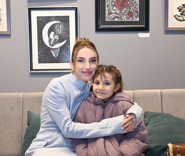 Arzu və Alena Əliyevalar “Rənglərdə yaşanan 10 il” mövzusunda keçirilən sərgidə - FOTOLAR