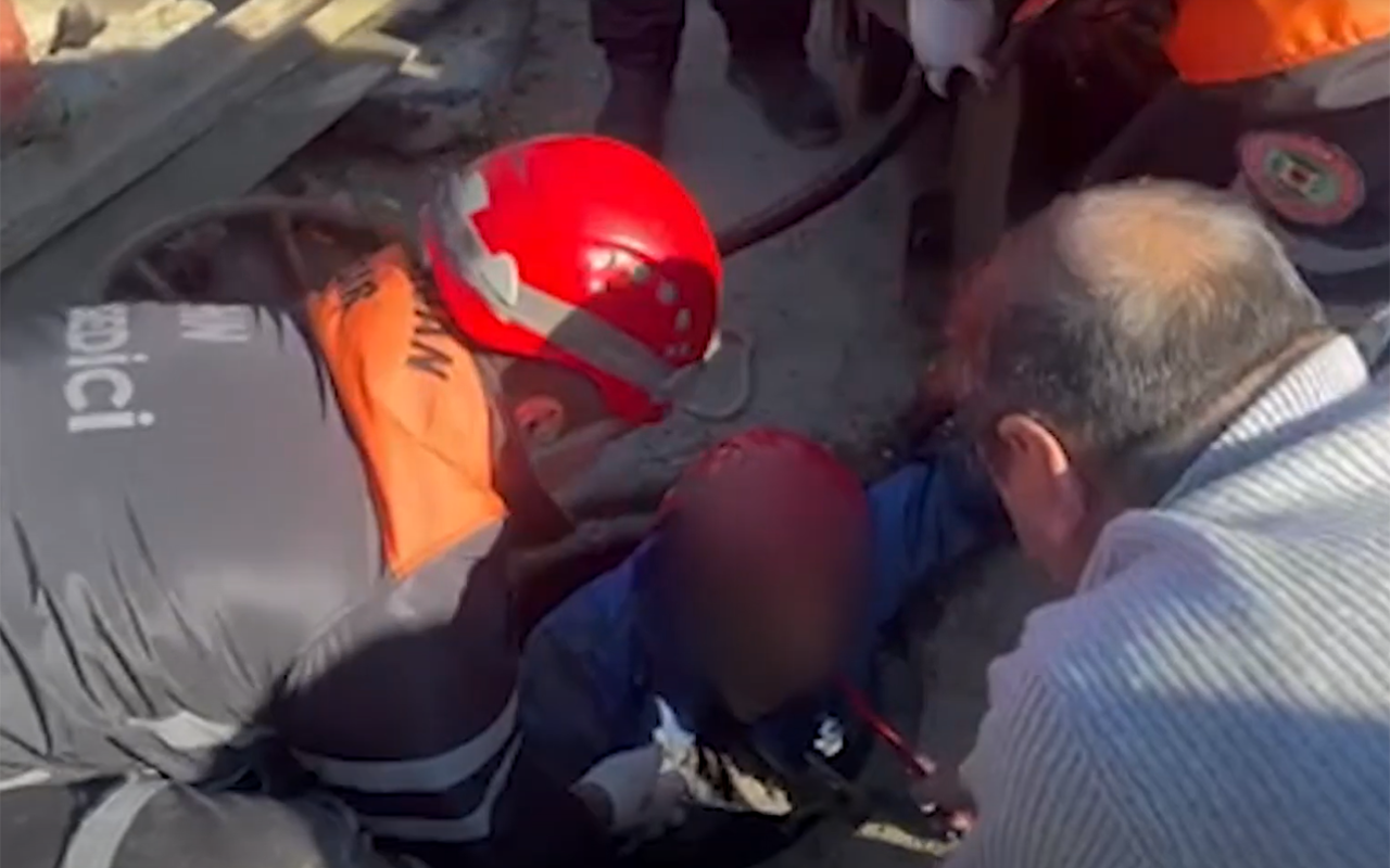 Bakıda kanalizasiya quyusuna yıxılan şəxs belə çıxarıldı -VİDEO