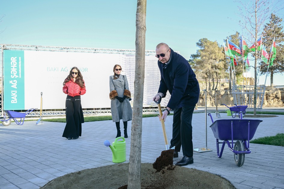 Prezident ailəsi ilə birlikdə “Ağ Şəhər”də açılış etdi - FOTOLAR (YENİLƏNİB)