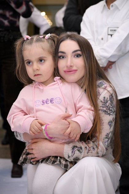 Leyla, Arzu və Alena Əliyevalar qayğıya ehtiyacı olan uşaqlarla şənlikdə - FOTOLAR