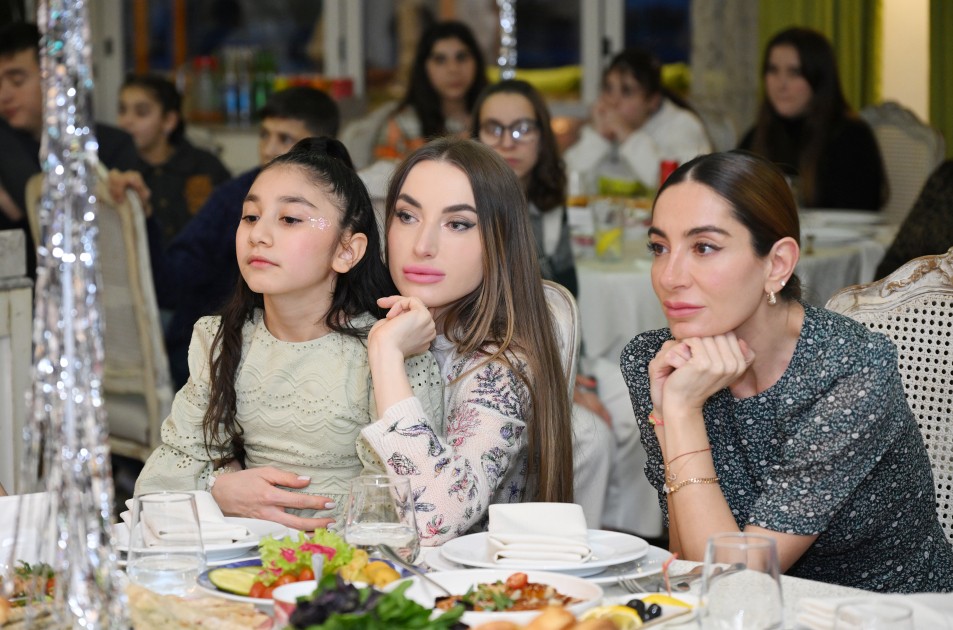 Leyla, Arzu və Alena Əliyevalar qayğıya ehtiyacı olan uşaqlarla şənlikdə - FOTOLAR