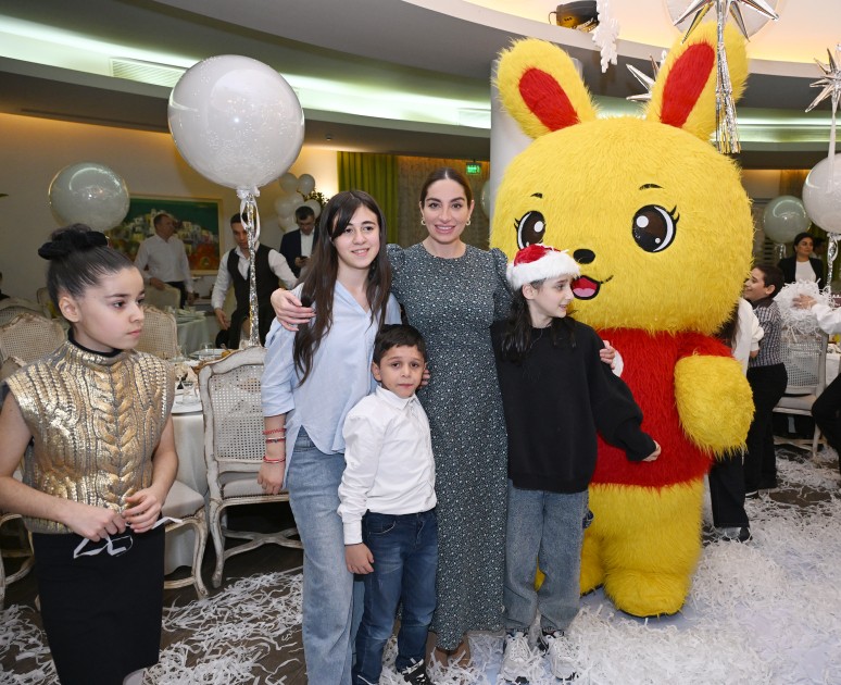 Leyla, Arzu və Alena Əliyevalar qayğıya ehtiyacı olan uşaqlarla şənlikdə - FOTOLAR