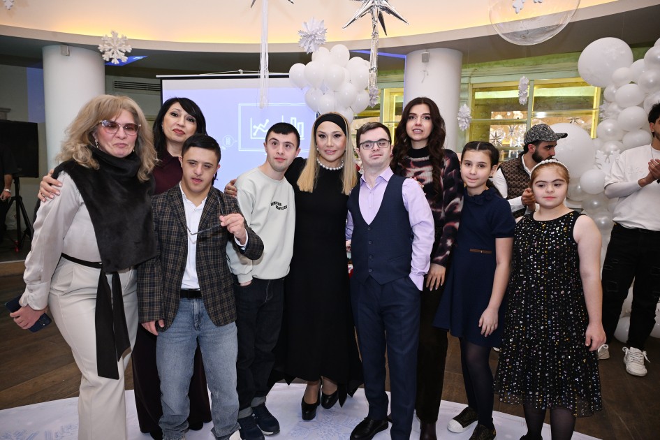Leyla, Arzu və Alena Əliyevalar qayğıya ehtiyacı olan uşaqlarla şənlikdə - FOTOLAR