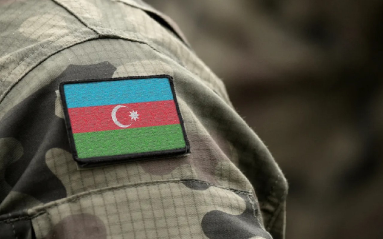 Hansı hallarda hərbi vəzifəlilərin maaşlarının saxlanılacağı dəqiqləşib