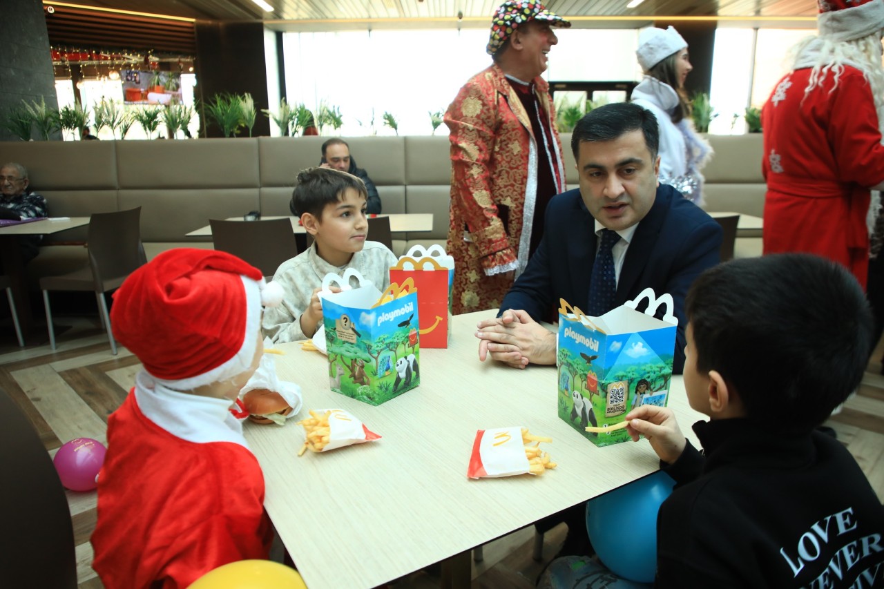 Niyazi Bayramov uşaq evinin sakinlərini bayram münasibətilə təbrik edib - FOTOLAR