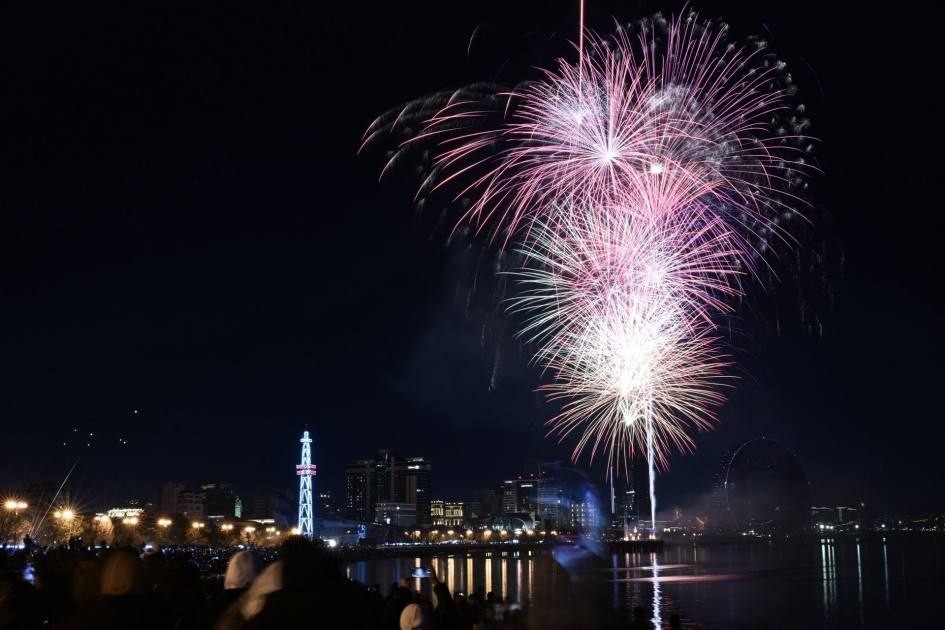 Bakıda atəşfəşanlıq oldu - FOTOLAR (VİDEO)