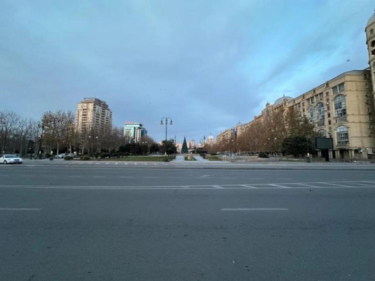 Bayramdan sonra təmiz Bakı küçələri və acınacaqlı Nyu-York (FOTOLAR)