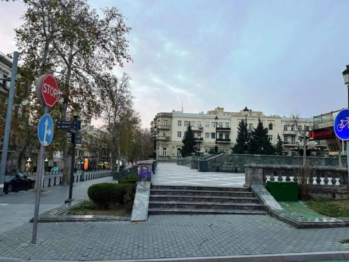 Bayramdan sonra təmiz Bakı küçələri və acınacaqlı Nyu-York (FOTOLAR)