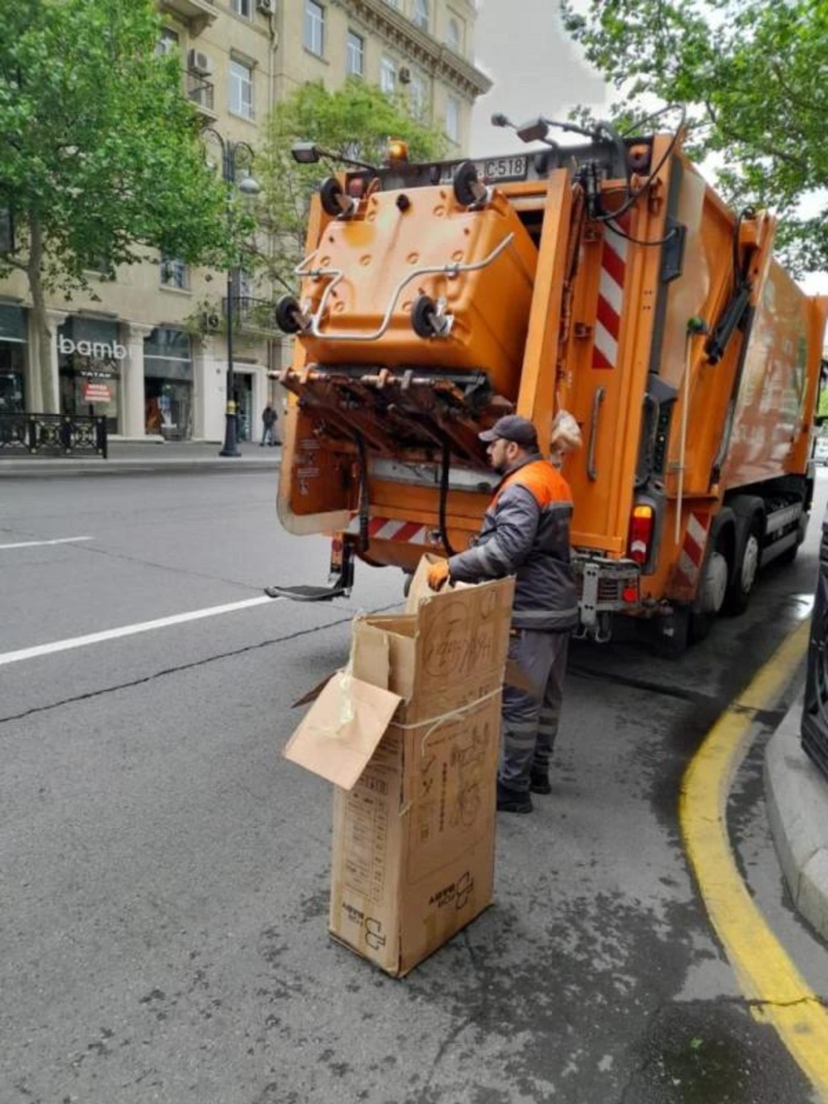 Bayramdan sonra təmiz Bakı küçələri və acınacaqlı Nyu-York (FOTOLAR)
