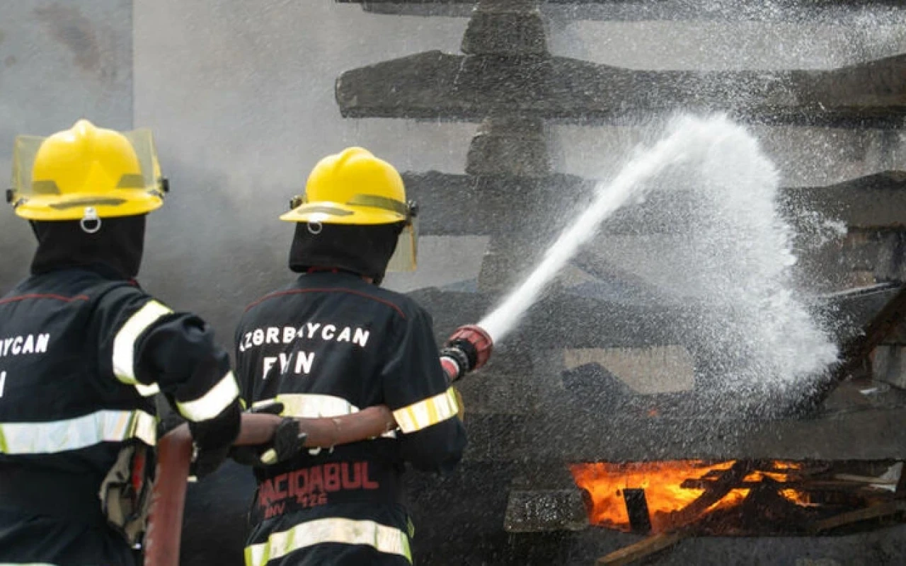 Gəncədə bitişik evlərdə yanğın oldu