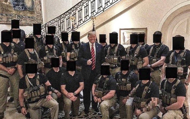 Tramp Maduronu ələ keçirən hərbçilərləşəkil çəkdirdi