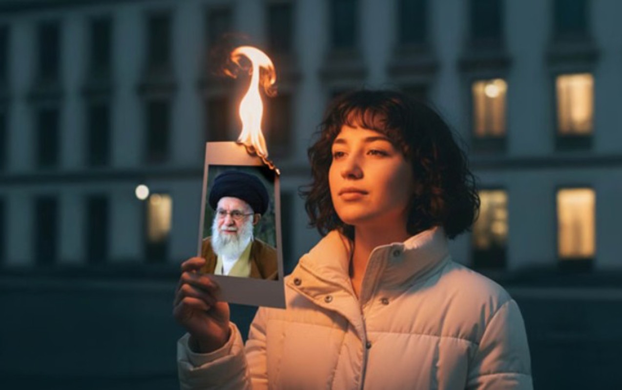 Xameneinin fotosuna od vurub, siqaret yandırdılar - FOTO