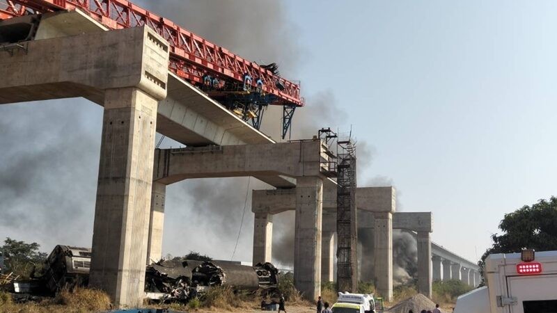 Tikinti kranı qatarın üzərinə düşdü - Onlarla insan öldü (FOTO)