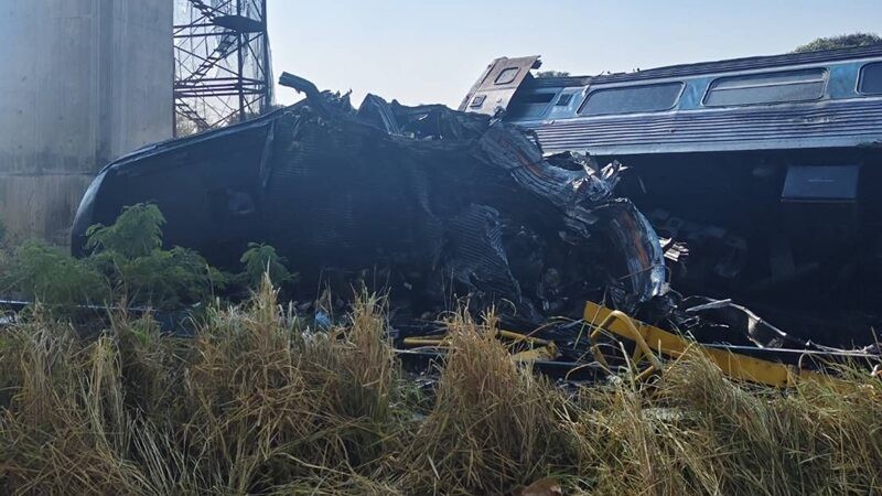 Tikinti kranı qatarın üzərinə düşdü - Onlarla insan öldü (FOTO)