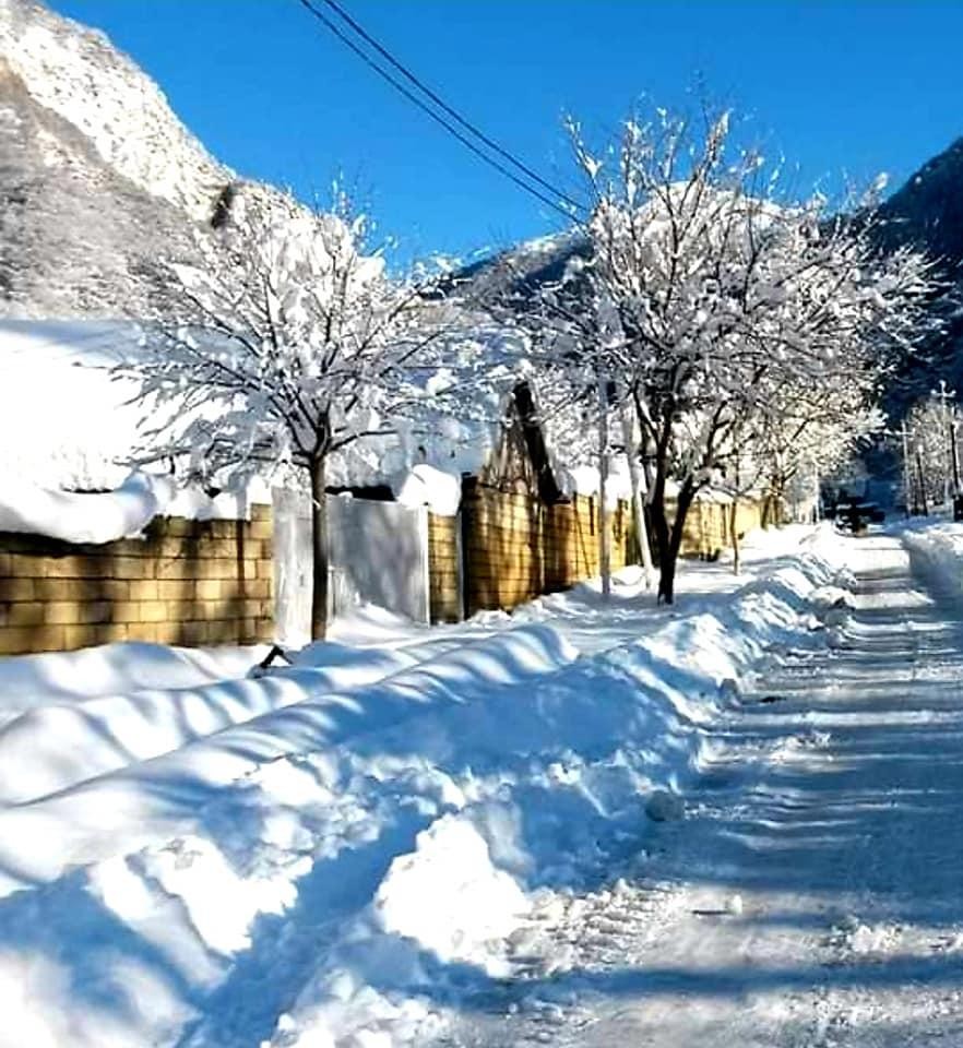 "Yaşlı adamdır, həyət-bacada gəzir" - Sabiq mer kəndə köçdü (FOTOLAR/VİDEO)