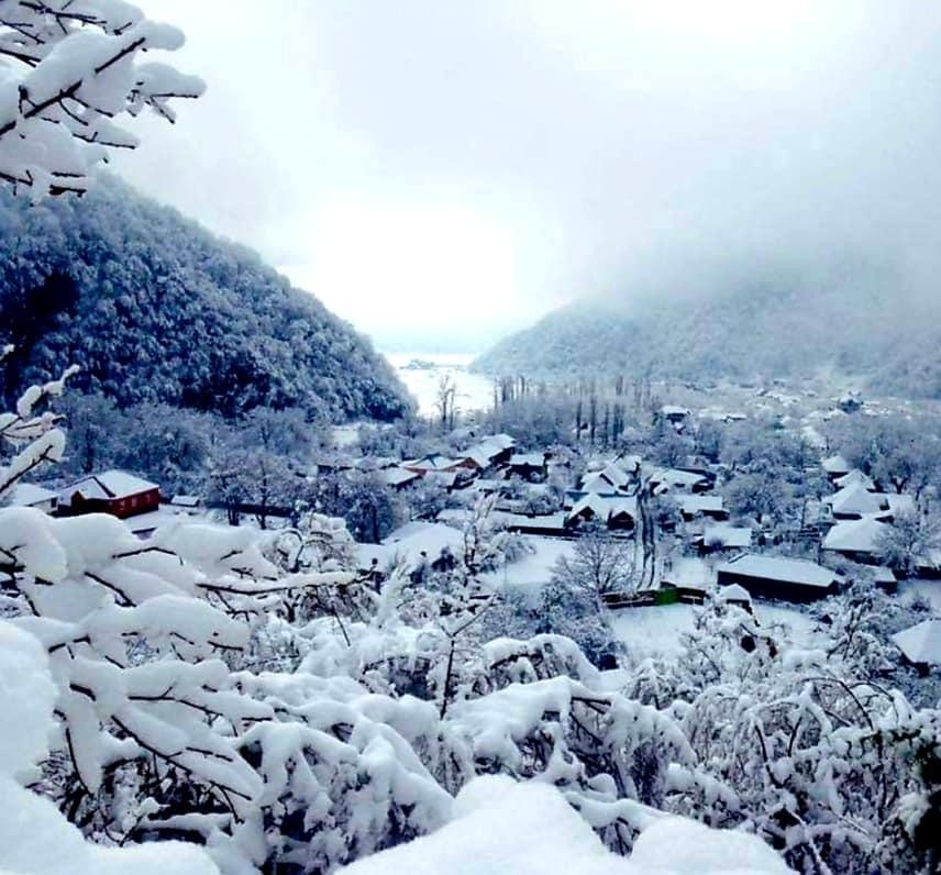 "Yaşlı adamdır, həyət-bacada gəzir" - Sabiq mer kəndə köçdü (FOTOLAR/VİDEO)