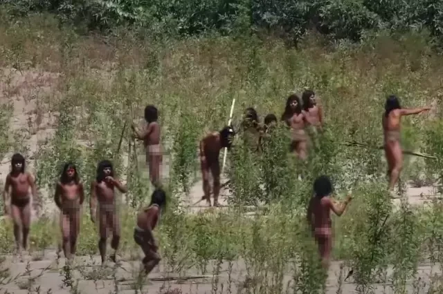 Dünyadan təcrid olunmuş qəbilənin fotoları yayımlandı