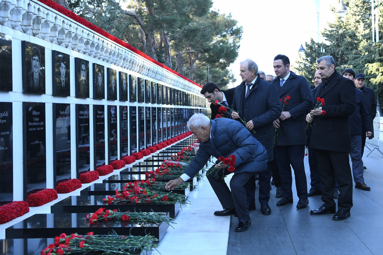BMU-nun kollektivi Şəhidlər xiyabanını ziyarət edib - FOTOLAR