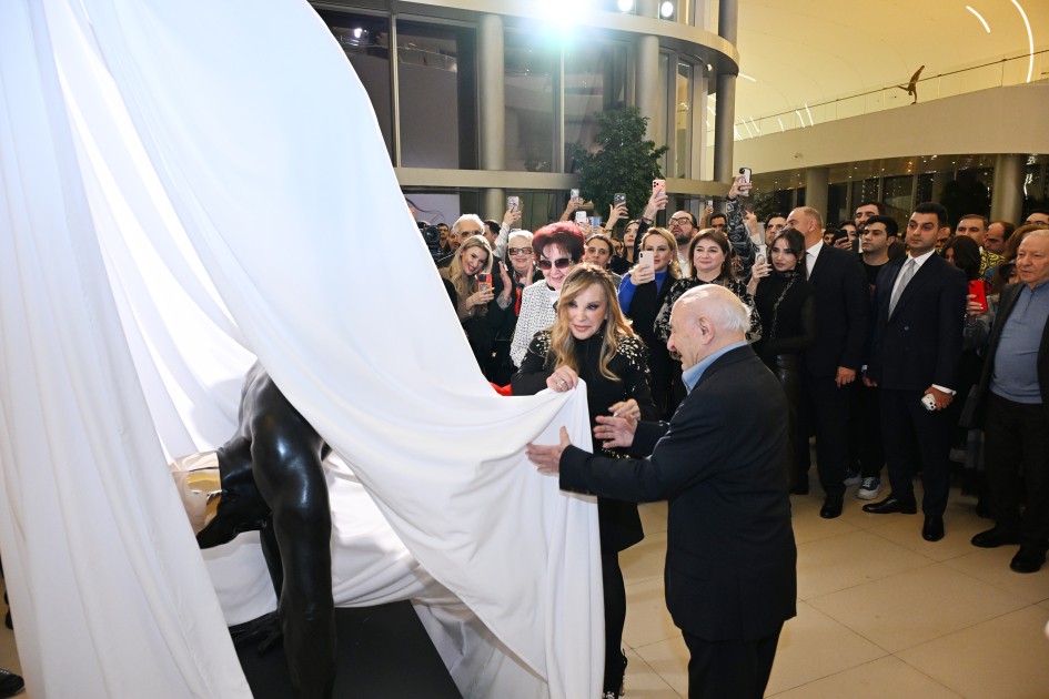 Alena Əliyeva sərgi açılışına qatıldı - FOTOLAR