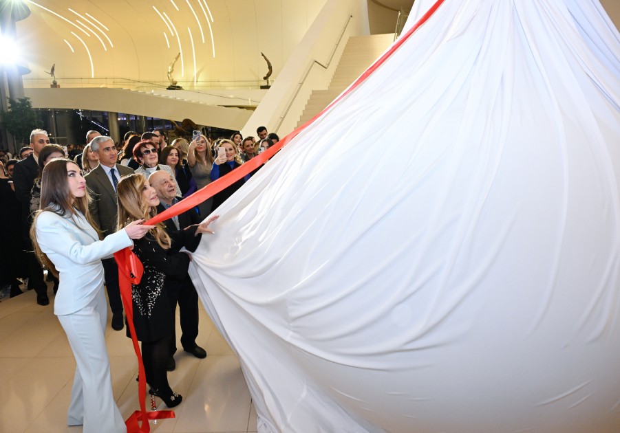 Alena Əliyeva sərgi açılışına qatıldı - FOTOLAR