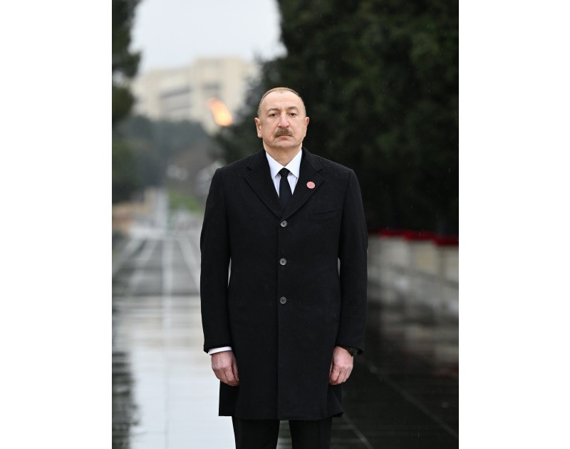 Prezident 20 Yanvar şəhidlərinin xatirəsini yad etdi - FOTOLAR