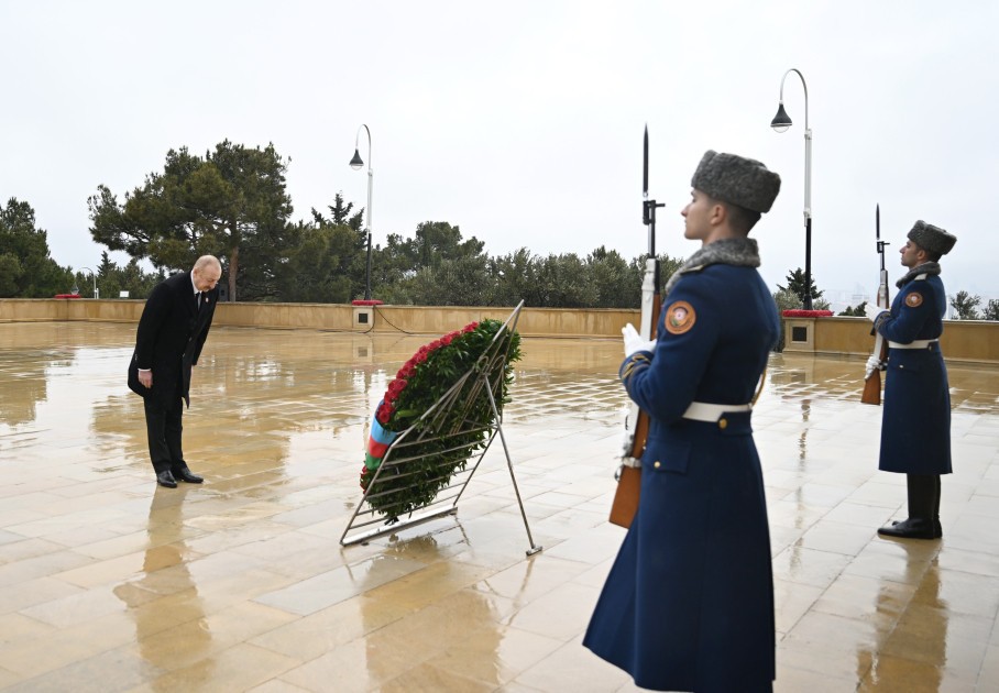Prezident 20 Yanvar şəhidlərinin xatirəsini yad etdi - FOTOLAR