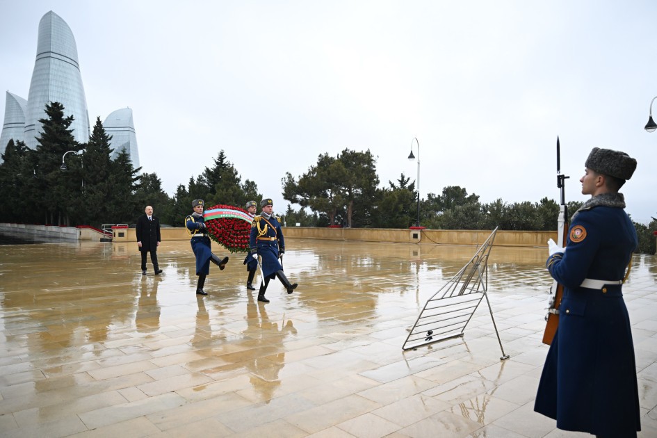 Prezident 20 Yanvar şəhidlərinin xatirəsini yad etdi - FOTOLAR