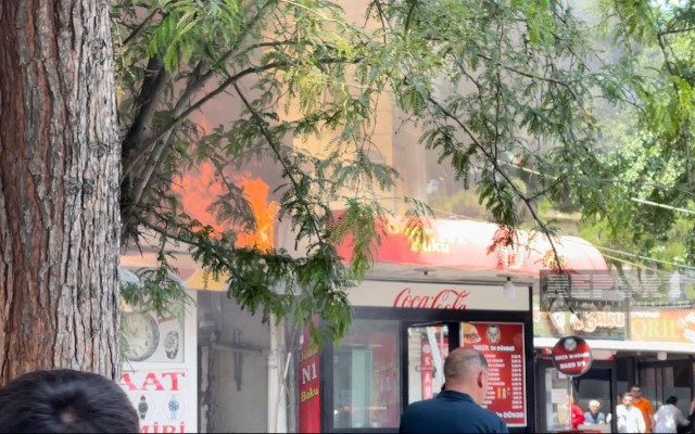 Bakının mərkəzində dönərxanadakı yanğın söndürüldü- YENİLƏNİB