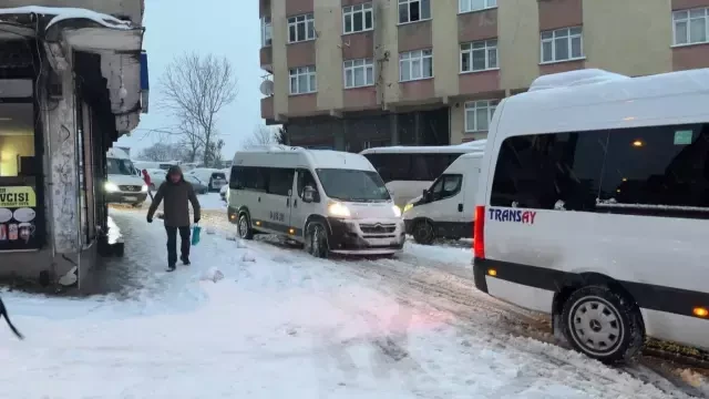 Güclü qar İstanbulda həyatı iflic edib - FOTOLAR