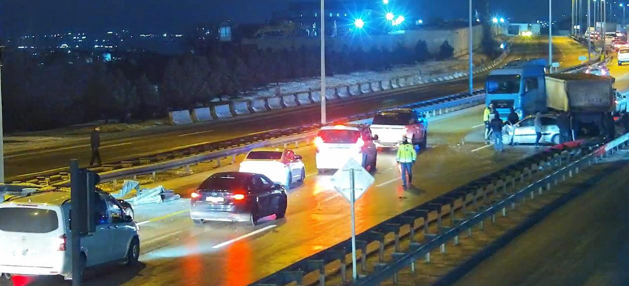 Yasamalda qəza nəqliyyatın hərəkətində çətinlik yaratdı - FOTOLAR