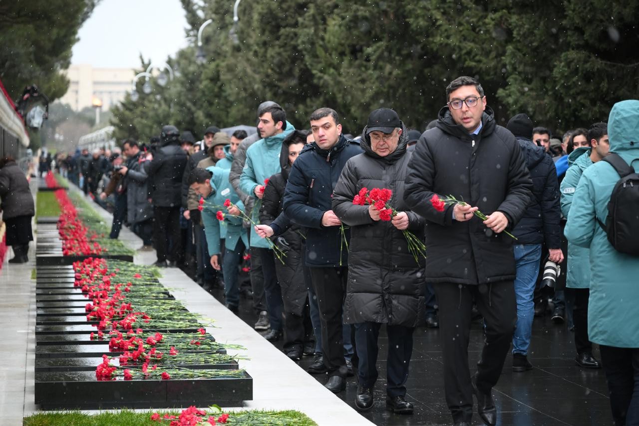 ASA kollektivi Şəhidlər xiyabanını ziyarət edib - FOTOLAR