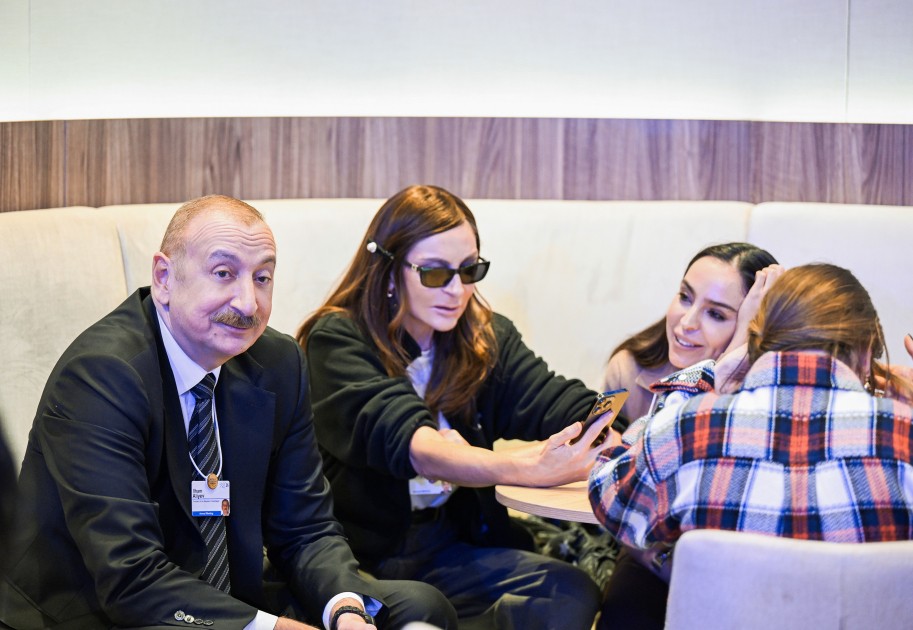 Prezident və ailə üzvləri panel iclasında - FOTOLAR