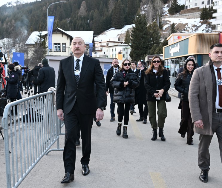 Prezident və ailə üzvləri panel iclasında - FOTOLAR