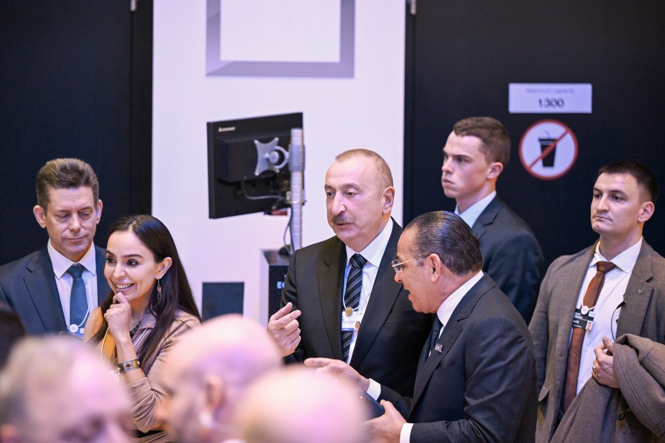 Prezident və ailə üzvləri panel iclasında - FOTOLAR