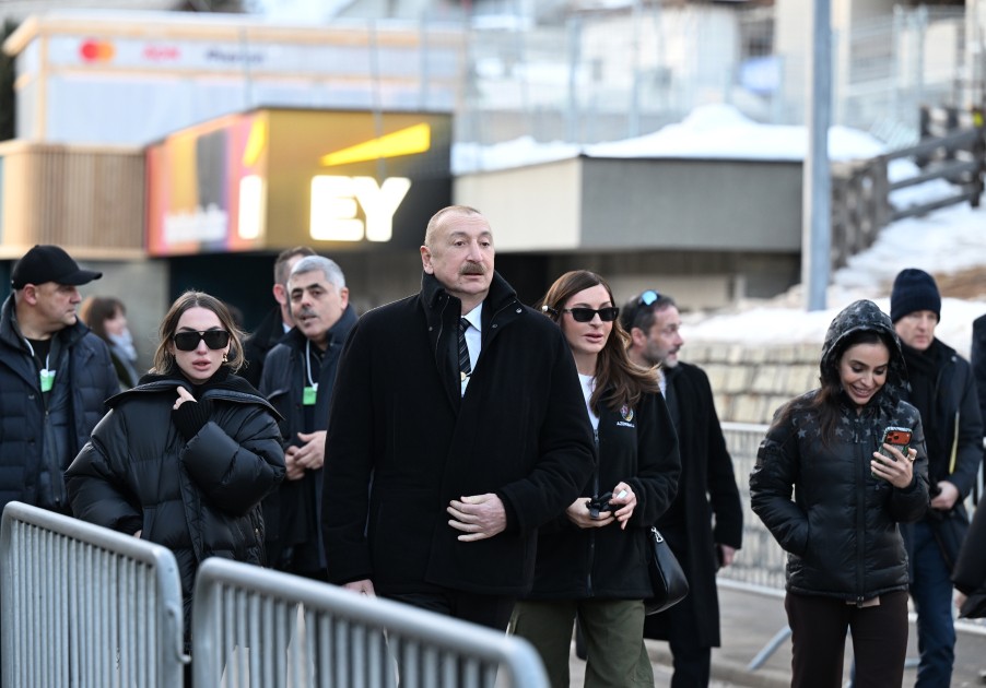 Prezident və ailə üzvləri panel iclasında - FOTOLAR