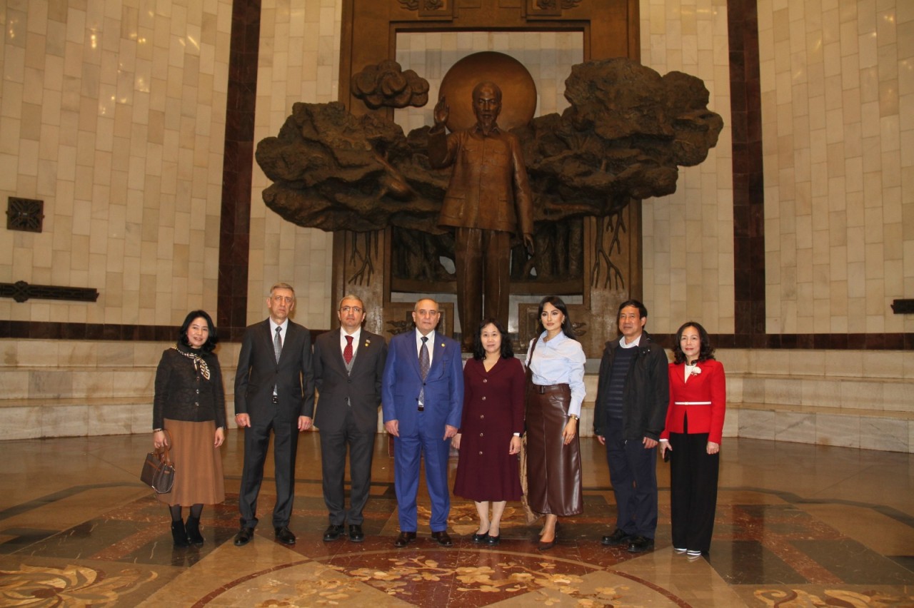 Tahir Budaqov Vyetnamda səfərdədir - FOTOLAR